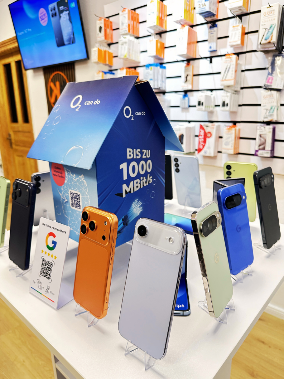 Handy-Display mit verschiedenen Modellen und einer informativen Präsentation.